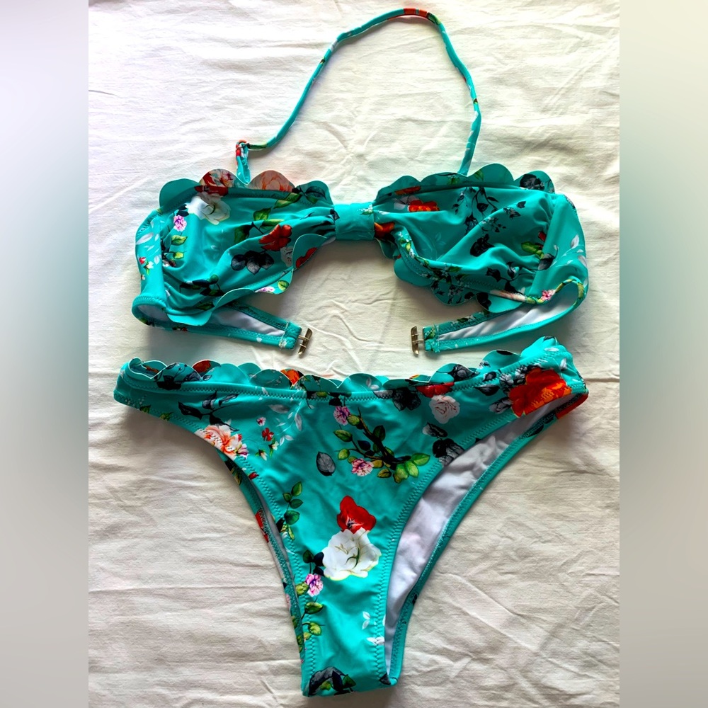 Women’s teal floral bikini top & bottom with scalloped edging - size Lrg